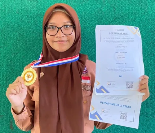 Mendapatkan Medali Emas pada Ajang Olimpiade Kemerdekaan Indonesia (OKI) 2026; Salsabila Yuliana Sang Ketua OSIS SPENSAGED Multi Talenta