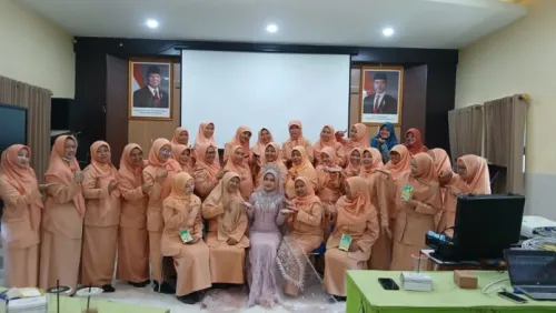 Smart, beautiful, and Enpowered: Menjadi pribadi yang cerdas,cantik dna berday auntuk kemandirian ekonimo keluarga