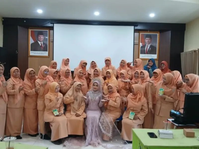 Smart, beautiful, and Enpowered: Menjadi pribadi yang cerdas,cantik dna berday auntuk kemandirian ekonimo keluarga