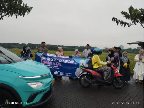 Pondok Ramadan Kelas IX SPENSAGED Perluas Area Pembagian Takjil, Tebar Kepedulian hingga Permukiman Warga